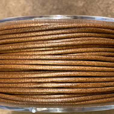Cordón de cuero redondo Marrón Claro de 2 mm de diámetro fabricado en España para bisutería y complementos- Curtidos Pinós.