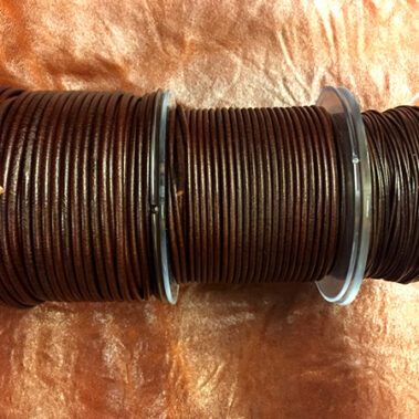 Cordón de cuero redondo Marrón Oscuro de 1 mm, 2,5 mm. y 3 mm de diámetro fabricado en España para bisutería y complementos- Curtidos Pinós.