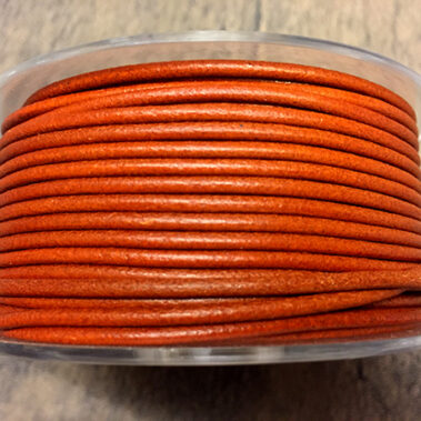 Cordón de cuero redondo Naranja de 2 mm de diámetro fabricado en España para bisutería y complementos- Curtidos Pinós.