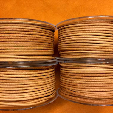 Cordón de cuero redondo Natural de 2 mm de diámetro fabricado en España para bisutería y complementos- Curtidos Pinós.