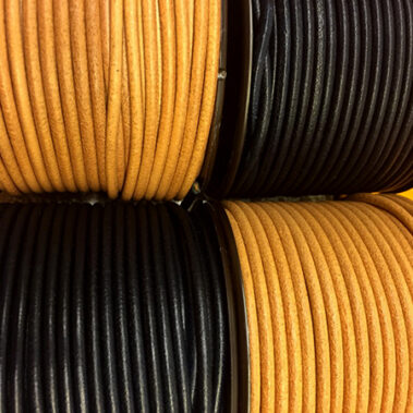 Cordón de cuero redondo Negro y Natural de 3 mm de diámetro fabricado en España para bisutería y complementos- Curtidos Pinós.