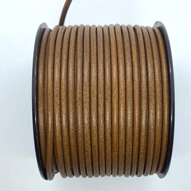 Cordón de cuero redondo Taupe de 2,5 mm de diámetro fabricado en España para bisutería y complementos- Curtidos Pinós.
