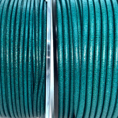 Cordón de cuero redondo Turquesa de 2mm y 2,5 mm de diámetro fabricado en España para bisutería y complementos- Curtidos Pinós.