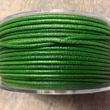 Cordón de cuero redondo verde claro de 2mm de diámetro fabricado en España para bisutería y complementos- Curtidos Pinós.
