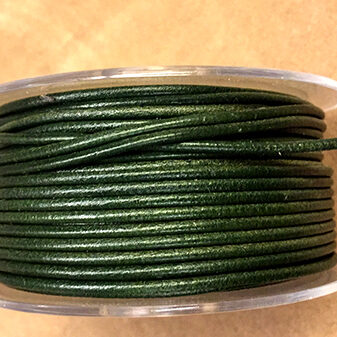 Cordón de cuero redondo Verde Oscuro de 2 mm de diámetro fabricado en España para bisutería y complementos- Curtidos Pinós.
