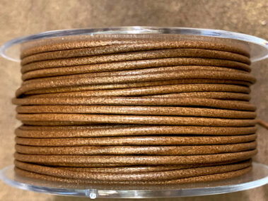 Cordon rond en cuir marron clair, 2 mm de diamètre, fabriqué en Espagne pour bijoux et accessoires - Curtidos Pinós.