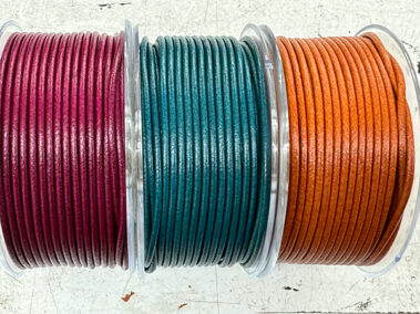 Rundes Lederband, Fuchsia, Türkis und Orange, 2 mm Durchmesser, hergestellt in Spanien für Schmuck und Accessoires - Curtidos Pinós.