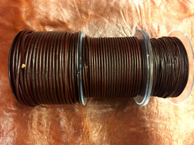 Round leather cord, Dark Brown, 2mm,2,5mm and 3 mm in diameter, made in Spain for jewelry and accessories - Curtidos Pinós.