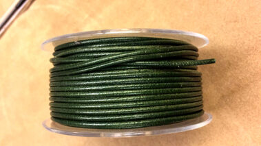 Round leather cord, Dark Green, 2mm in diameter, made in Spain for jewelry and accessories - Curtidos Pinós.