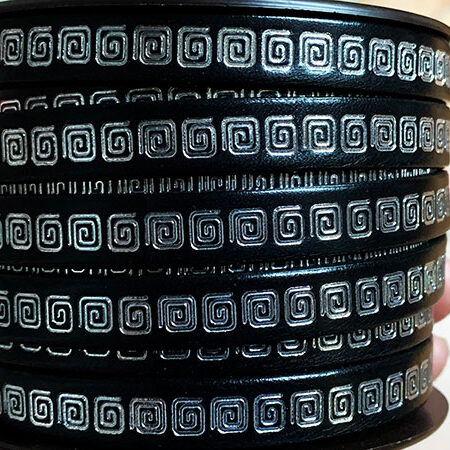 Flat leather lace with Greca.