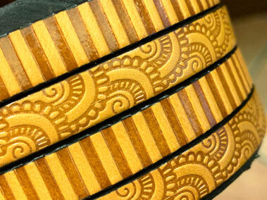 Flat leather lace with waves