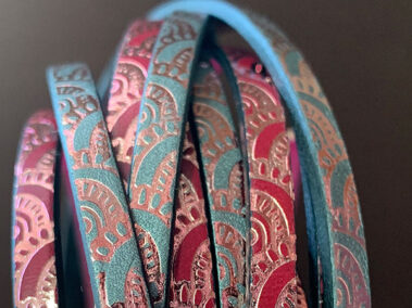 Flat leather lace with waves